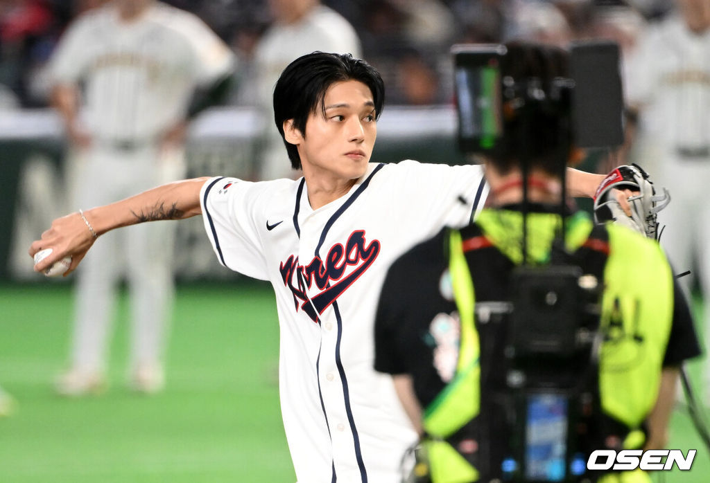 9일 일본 도쿄돔에서 월드베이스볼클래식(WBC) 조별리그 C조 한국과 호주의 경기가 열렸다.C조는 일본이 3승으로 조 1위를 확정, 8강에 진출했다. 호주가 2승 1패, 대만이 2승 2패, 한국이 1승 2패, 체코는 3패다.한국 WBC 대표팀이 8강에 진출하려면 호주에 2점 이하로 실점하면서 5점 차 이상으로 승리해야만 한다.경기에 앞서 그룹 에이티즈 우영이 시구를 하고 있다.  2026.03.09 /spjj@osen.co.kr