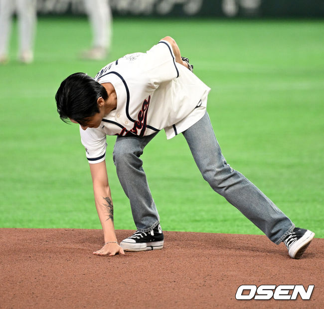 [OSEN=도쿄(일본), 손용호 기자] 9일 일본 도쿄돔에서 월드베이스볼클래식(WBC) 조별리그 C조 한국과 호주의 경기가&nbsp;열렸다.C조는 일본이 3승으로 조 1위를 확정, 8강에 진출했다. 호주가 2승 1패, 대만이 2승 2패, 한국이 1승 2패, 체코는 3패다.한국 WBC 대표팀이 8강에 진출하려면 호주에 2점 이하로 실점하면서 5점 차 이상으로 승리해야만 한다.경기에 앞서 시구를 마친 그룹 에이티즈 우영이 마운드를 정리하고 있다.  2026.03.09&nbsp;/spjj@osen.co.kr