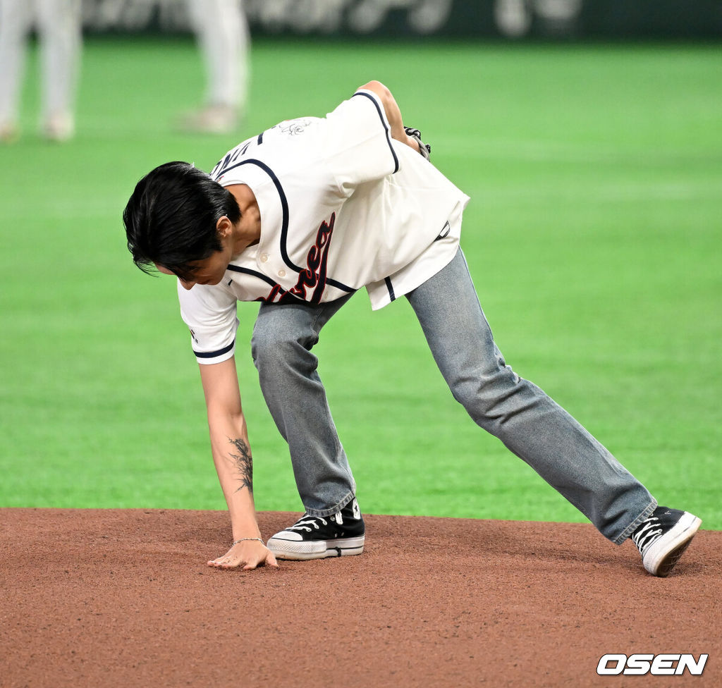 9일 일본 도쿄돔에서 월드베이스볼클래식(WBC) 조별리그 C조 한국과 호주의 경기가 열렸다.C조는 일본이 3승으로 조 1위를 확정, 8강에 진출했다. 호주가 2승 1패, 대만이 2승 2패, 한국이 1승 2패, 체코는 3패다.한국 WBC 대표팀이 8강에 진출하려면 호주에 2점 이하로 실점하면서 5점 차 이상으로 승리해야만 한다.경기에 앞서 시구를 마친 그룹 에이티즈 우영이 마운드를 정리하고 있다.  2026.03.09 /spjj@osen.co.kr