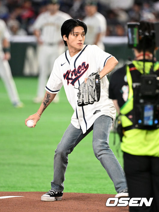 [OSEN=도쿄(일본), 손용호 기자] 9일 일본 도쿄돔에서 월드베이스볼클래식(WBC) 조별리그 C조 한국과 호주의 경기가&nbsp;열렸다.C조는 일본이 3승으로 조 1위를 확정, 8강에 진출했다. 호주가 2승 1패, 대만이 2승 2패, 한국이 1승 2패, 체코는 3패다.한국 WBC 대표팀이 8강에 진출하려면 호주에 2점 이하로 실점하면서 5점 차 이상으로 승리해야만 한다.경기에 앞서 그룹 에이티즈 우영이 시구를 하고 있다.  2026.03.09&nbsp;/spjj@osen.co.kr