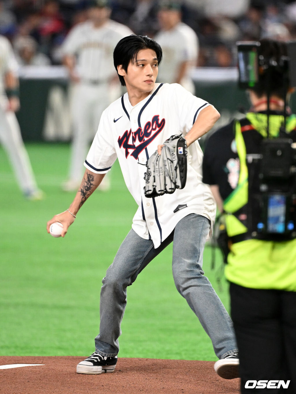 9일 일본 도쿄돔에서 월드베이스볼클래식(WBC) 조별리그 C조 한국과 호주의 경기가 열렸다.C조는 일본이 3승으로 조 1위를 확정, 8강에 진출했다. 호주가 2승 1패, 대만이 2승 2패, 한국이 1승 2패, 체코는 3패다.한국 WBC 대표팀이 8강에 진출하려면 호주에 2점 이하로 실점하면서 5점 차 이상으로 승리해야만 한다.경기에 앞서 그룹 에이티즈 우영이 시구를 하고 있다.  2026.03.09 /spjj@osen.co.kr