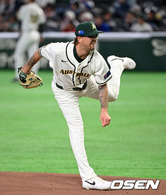 [OSEN=도쿄(일본), 손용호 기자] 9일 일본 도쿄돔에서 월드베이스볼클래식(WBC) 조별리그 C조 한국과 호주의 경기가&nbsp;열렸다.C조는 일본이 3승으로 조 1위를 확정, 8강에 진출했다. 호주가 2승 1패, 대만이 2승 2패, 한국이 1승 2패, 체코는 3패다.한국 WBC 대표팀이 8강에 진출하려면 호주에 2점 이하로 실점하면서 5점 차 이상으로 승리해야만 한다.1회초 무사에서 호주 선발투수 라클란 웰스가 역투하고 있다. 2026.03.09&nbsp;/spjj@osen.co.kr