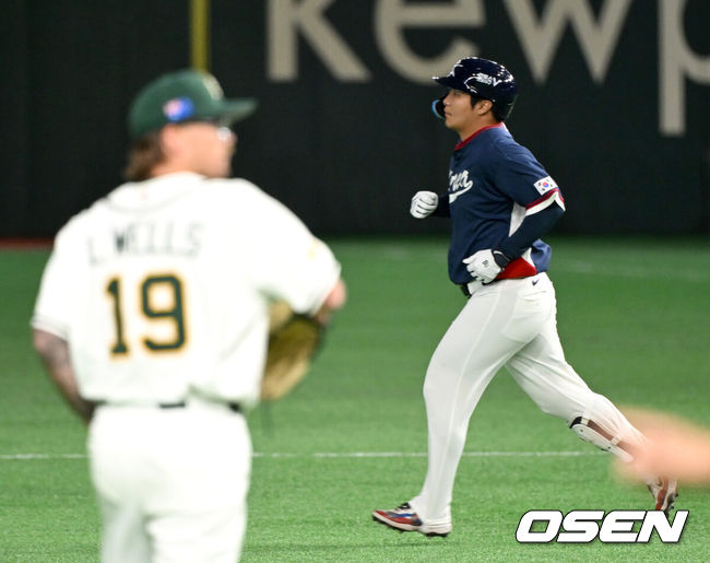 [OSEN=도쿄(일본), 손용호 기자] 9일 일본 도쿄돔에서 월드베이스볼클래식(WBC) 조별리그 C조 한국과 호주의 경기가&nbsp;열렸다.C조는 일본이 3승으로 조 1위를 확정, 8강에 진출했다. 호주가 2승 1패, 대만이 2승 2패, 한국이 1승 2패, 체코는 3패다.한국 WBC 대표팀이 8강에 진출하려면 호주에 2점 이하로 실점하면서 5점 차 이상으로 승리해야만 한다.2회초 무사 1루에서 한국 문보경이 우중월 투런 홈런을 치고 그라운드를 돌고 있다. 2026.03.09&nbsp;/spjj@osen.co.kr