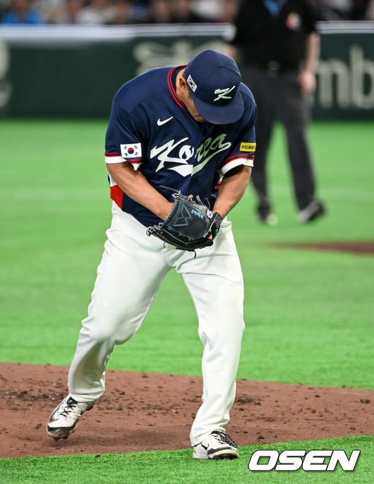 [OSEN=도쿄(일본), 손용호 기자] 9일 일본 도쿄돔에서 월드베이스볼클래식(WBC) 조별리그 C조 한국과 호주의 경기가&nbsp;열렸다.C조는 일본이 3승으로 조 1위를 확정, 8강에 진출했다. 호주가 2승 1패, 대만이 2승 2패, 한국이 1승 2패, 체코는 3패다.한국 WBC 대표팀이 8강에 진출하려면 호주에 2점 이하로 실점하면서 5점 차 이상으로 승리해야만 한다.3회말 2사에서 한국 노경은이 호주 커티스 미드를 땅볼 처리하고 환호하고 있다. 2026.03.09&nbsp;/spjj@osen.co.kr