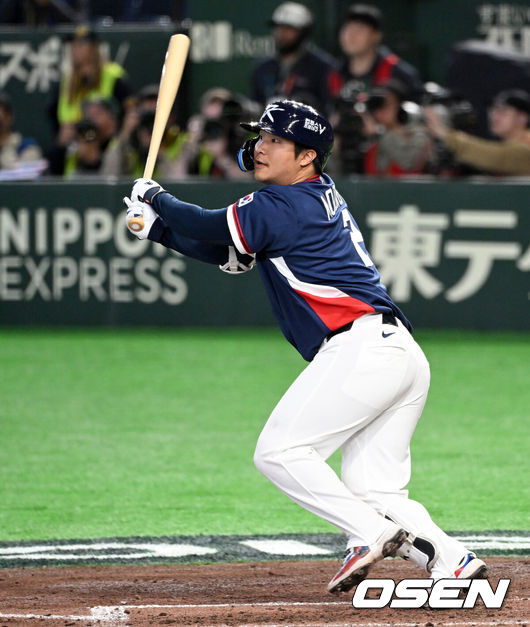 [OSEN=도쿄(일본), 손용호 기자] 9일 일본 도쿄돔에서 월드베이스볼클래식(WBC) 조별리그 C조 한국과 호주의 경기가&nbsp;열렸다.C조는 일본이 3승으로 조 1위를 확정, 8강에 진출했다. 호주가 2승 1패, 대만이 2승 2패, 한국이 1승 2패, 체코는 3패다.한국 WBC 대표팀이 8강에 진출하려면 호주에 2점 이하로 실점하면서 5점 차 이상으로 승리해야만 한다.5회초 2사 2루에서 한국 문보경이 좌월 적시타를 치고 있다. 2026.03.09&nbsp;/spjj@osen.co.kr