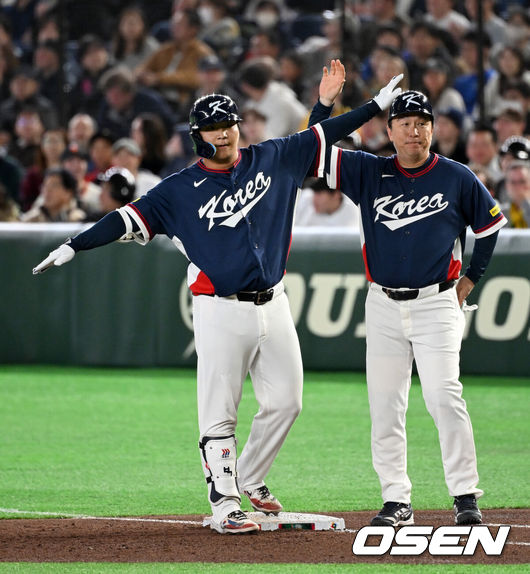 [OSEN=도쿄(일본), 손용호 기자] 9일 일본 도쿄돔에서 월드베이스볼클래식(WBC) 조별리그 C조 한국과 호주의 경기가&nbsp;열렸다.C조는 일본이 3승으로 조 1위를 확정, 8강에 진출했다. 호주가 2승 1패, 대만이 2승 2패, 한국이 1승 2패, 체코는 3패다.한국 WBC 대표팀이 8강에 진출하려면 호주에 2점 이하로 실점하면서 5점 차 이상으로 승리해야만 한다.5회초 2사 2루에서 한국 문보경이 좌월 적시타를 치고 세리머니를 하고 있다. 2026.03.09&nbsp;/spjj@osen.co.kr