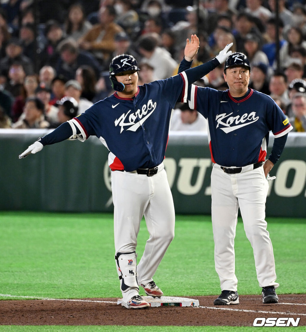 9일 일본 도쿄돔에서 월드베이스볼클래식(WBC) 조별리그 C조 한국과 호주의 경기가 열렸다.C조는 일본이 3승으로 조 1위를 확정, 8강에 진출했다. 호주가 2승 1패, 대만이 2승 2패, 한국이 1승 2패, 체코는 3패다.한국 WBC 대표팀이 8강에 진출하려면 호주에 2점 이하로 실점하면서 5점 차 이상으로 승리해야만 한다.5회초 2사 2루에서 한국 문보경이 좌월 적시타를 치고 세리머니를 하고 있다. 2026.03.09 /spjj@osen.co.kr
