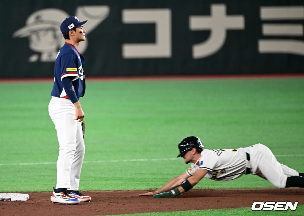 9일 일본 도쿄돔에서 월드베이스볼클래식(WBC) 조별리그 C조 한국과 호주의 경기가 열렸다.C조는 일본이 3승으로 조 1위를 확정, 8강에 진출했다. 호주가 2승 1패, 대만이 2승 2패, 한국이 1승 2패, 체코는 3패다.한국 WBC 대표팀이 8강에 진출하려면 호주에 2점 이하로 실점하면서 5점 차 이상으로 승리해야만 한다.8회말 무사 1루에서 한국 김주원이 호주 케널리 희생번트 때 주루 중 넘어진 더링턴이 2루에 안착하자 아쉬워하고 있다. 2026.03.09 /spjj@osen.co.kr