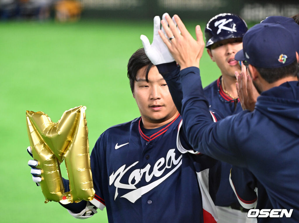 9일 일본 도쿄돔에서 월드베이스볼클래식(WBC) 조별리그 C조 한국과 호주의 경기가 열렸다.C조는 일본이 3승으로 조 1위를 확정, 8강에 진출했다. 호주가 2승 1패, 대만이 2승 2패, 한국이 1승 2패, 체코는 3패다.한국 WBC 대표팀이 8강에 진출하려면 호주에 2점 이하로 실점하면서 5점 차 이상으로 승리해야만 한다.2회초 무사 1루에서 한국 문보경이 우중월 투런 홈런을 치고 더그아웃에서 환호하고 있다. 2026.03.09 /spjj@osen.co.kr
