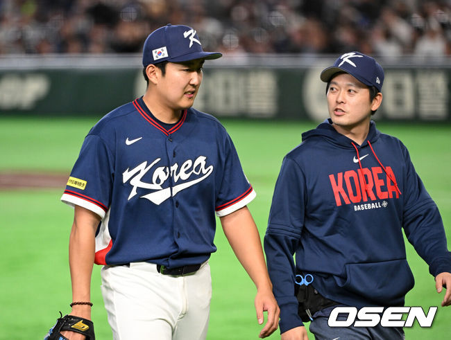 [OSEN=도쿄(일본), 손용호 기자] 9일 일본 도쿄돔에서 월드베이스볼클래식(WBC) 조별리그 C조 한국과 호주의 경기가&nbsp;열렸다.C조는 일본이 3승으로 조 1위를 확정, 8강에 진출했다. 호주가 2승 1패, 대만이 2승 2패, 한국이 1승 2패, 체코는 3패다.한국 WBC 대표팀이 8강에 진출하려면 호주에 2점 이하로 실점하면서 5점 차 이상으로 승리해야만 한다.2회말 수비에 앞서 한국 선발투수 손주영이 교체되고 있다. 2026.03.09&nbsp;/spjj@osen.co.kr