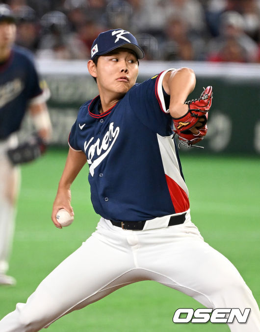 [OSEN=도쿄(일본), 손용호 기자] 9일 일본 도쿄돔에서 월드베이스볼클래식(WBC) 조별리그 C조 한국과 호주의 경기가&nbsp;열렸다.C조는 일본이 3승으로 조 1위를 확정, 8강에 진출했다. 호주가 2승 1패, 대만이 2승 2패, 한국이 1승 2패, 체코는 3패다.한국 WBC 대표팀이 8강에 진출하려면 호주에 2점 이하로 실점하면서 5점 차 이상으로 승리해야만 한다.4회말 한국 소형준이 역투하고 있다. 2026.03.09&nbsp;/spjj@osen.co.kr