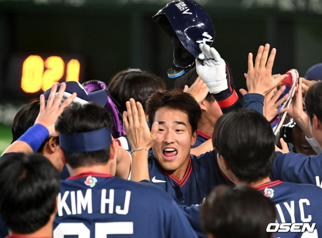 9일 일본 도쿄돔에서 월드베이스볼클래식(WBC) 조별리그 C조 한국과 호주의 경기가 열렸다.C조는 일본이 3승으로 조 1위를 확정, 8강에 진출했다. 호주가 2승 1패, 대만이 2승 2패, 한국이 1승 2패, 체코는 3패다.한국 WBC 대표팀이 8강에 진출하려면 호주에 2점 이하로 실점하면서 5점 차 이상으로 승리해야만 한다.9회초 1사 1,3루에서 한국 안현민이 희생플라이를 날리고 더그아웃에서 환호하고 있다. 2026.03.09 /spjj@osen.co.kr