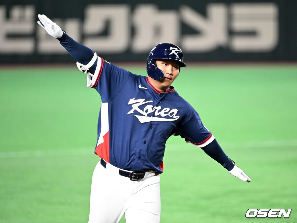 9일 일본 도쿄돔에서 월드베이스볼클래식(WBC) 조별리그 C조 한국과 호주의 경기가 열렸다.C조는 일본이 3승으로 조 1위를 확정, 8강에 진출했다. 호주가 2승 1패, 대만이 2승 2패, 한국이 1승 2패, 체코는 3패다.한국 WBC 대표팀이 8강에 진출하려면 호주에 2점 이하로 실점하면서 5점 차 이상으로 승리해야만 한다.2회초 무사 1루에서 한국 문보경이 우중월 투런 홈런을 치고 세리머니를 하고 있다. 2026.03.09 /spjj@osen.co.kr