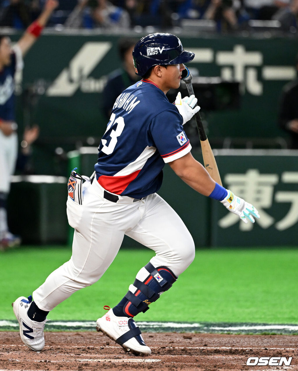 7일 일본 도쿄돔에서 2026 월드베이스볼클래식(WBC) 조별리그 C조 대한민국과 일본의 경기가 열렸다.한국은 잠수함 고영표, 일본은 좌완 기쿠치 유세이를 선발로 내세웠다. WBC에서 2006년 4강, 2009년 준우승을 차지한 한국은 이후 3개 대회(2013년, 2017년, 2023년)에서 연달아 1라운드를 통과하지 못하고 있다. 이번 대회에서는 8강 토너먼트 복귀를 목표로 대회에 임하고 있다. 지난 5일 체코와의 첫 경기에서는 11-4로 대승을 거두며 좋은 출발을 했다. 3회초 1사 1루에서 한국 안현민이 좌전 안타를 날리고 있다. 2026.03.07 /spjj@osen.co.kr