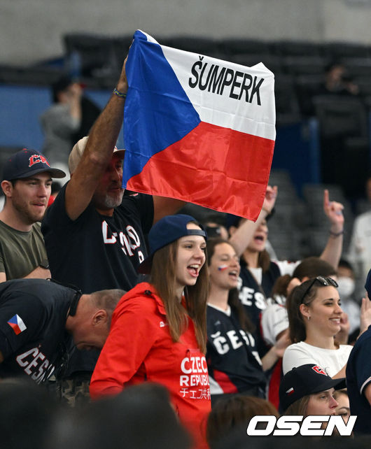 [OSEN=도쿄, 손용호 기자] 10일 도쿄 도쿄돔에서 2023 WBC(월드베이스볼클래식) 체코와 중국의 경기가 벌어졌다.체코 응원단이 4회까지 무실점으로 호투한 파디삭을 응원 하고 있다.2023.03.10/spjj@osen.co.kr