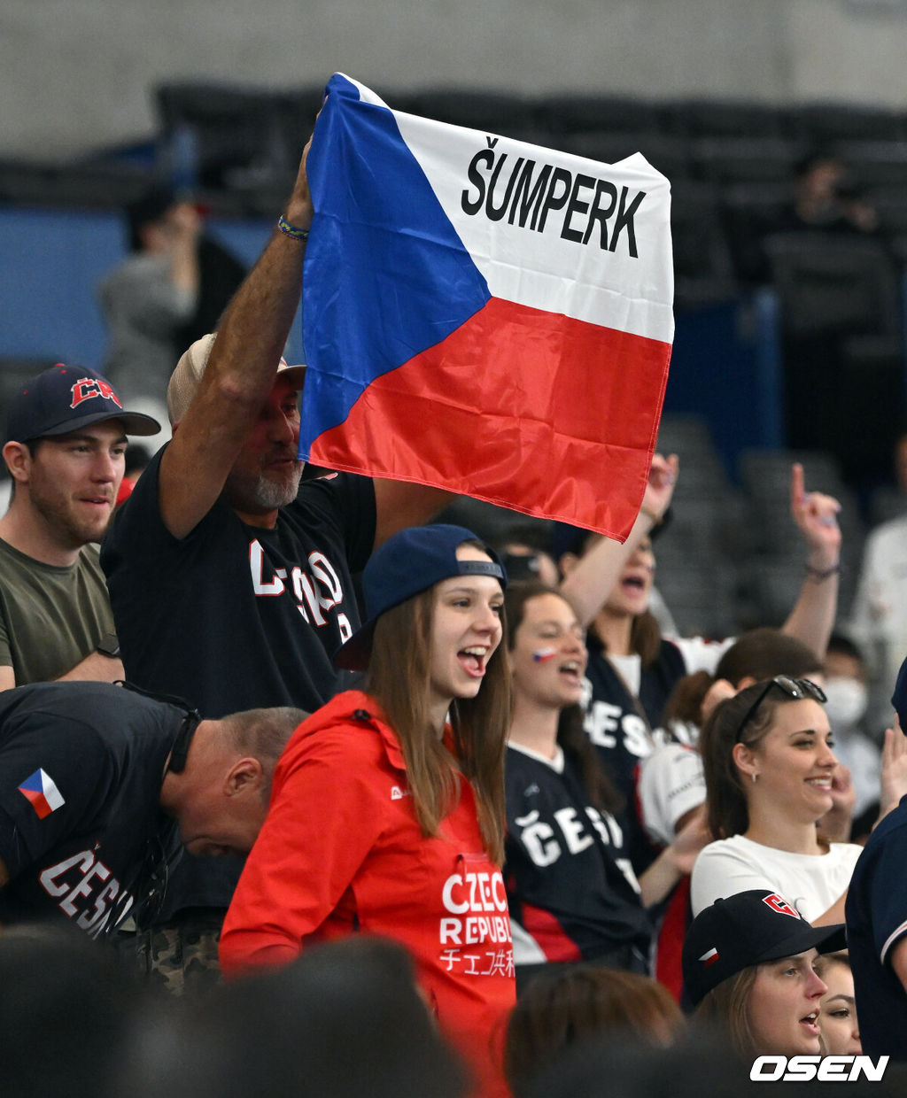 10일 도쿄 도쿄돔에서 2023 WBC(월드베이스볼클래식) 체코와 중국의 경기가 벌어졌다.체코 응원단이 4회까지 무실점으로 호투한 파디삭을 응원 하고 있다.2023.03.10/spjj@osen.co.kr