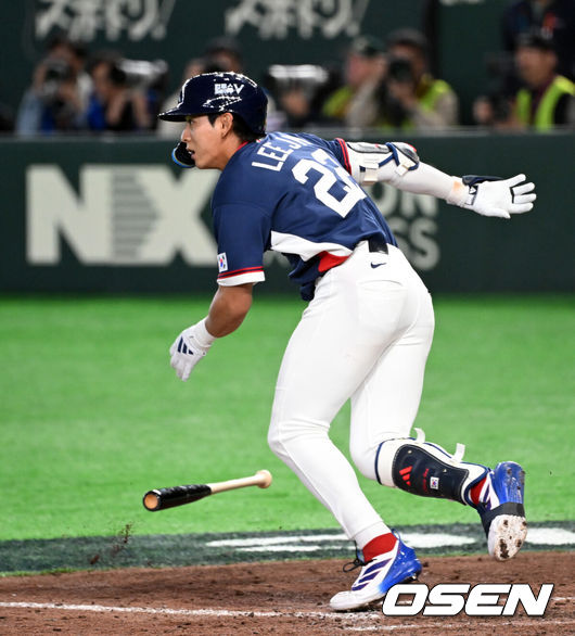 [OSEN=도쿄(일본), 손용호 기자] 9일 일본 도쿄돔에서 월드베이스볼클래식(WBC) 조별리그 C조 한국과 호주의 경기가&nbsp;열렸다.C조는 일본이 3승으로 조 1위를 확정, 8강에 진출했다. 호주가 2승 1패, 대만이 2승 2패, 한국이 1승 2패, 체코는 3패다.한국 WBC 대표팀이 8강에 진출하려면 호주에 2점 이하로 실점하면서 5점 차 이상으로 승리해야만 한다.9회초 1사 1루에서 한국 이정후가 상대 실수를 유도하는 땅볼을 치고 있다. 2026.03.09&nbsp;/spjj@osen.co.kr