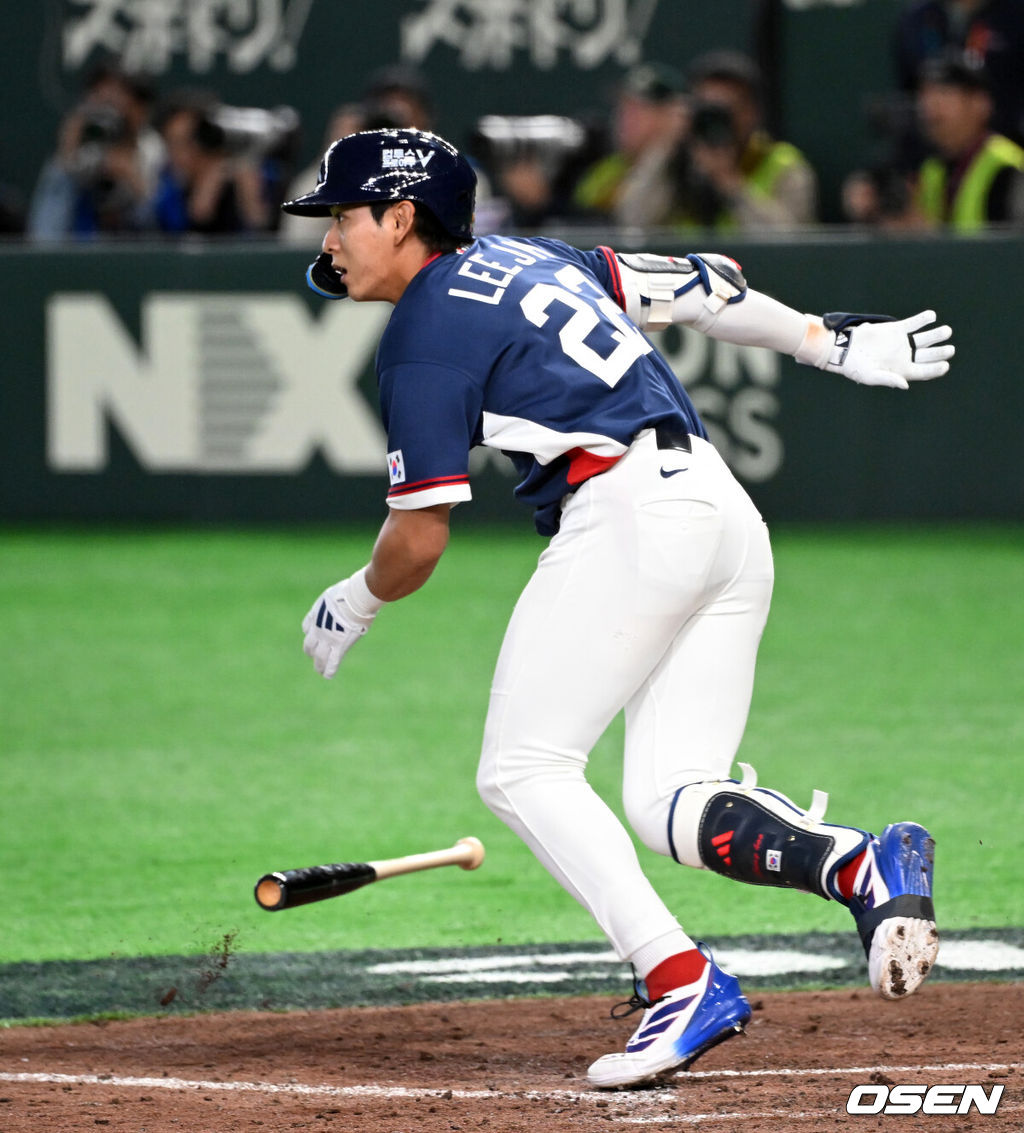 9일 일본 도쿄돔에서 월드베이스볼클래식(WBC) 조별리그 C조 한국과 호주의 경기가 열렸다.C조는 일본이 3승으로 조 1위를 확정, 8강에 진출했다. 호주가 2승 1패, 대만이 2승 2패, 한국이 1승 2패, 체코는 3패다.한국 WBC 대표팀이 8강에 진출하려면 호주에 2점 이하로 실점하면서 5점 차 이상으로 승리해야만 한다.9회초 1사 1루에서 한국 이정후가 상대 실수를 유도하는 땅볼을 치고 있다. 2026.03.09 /spjj@osen.co.kr