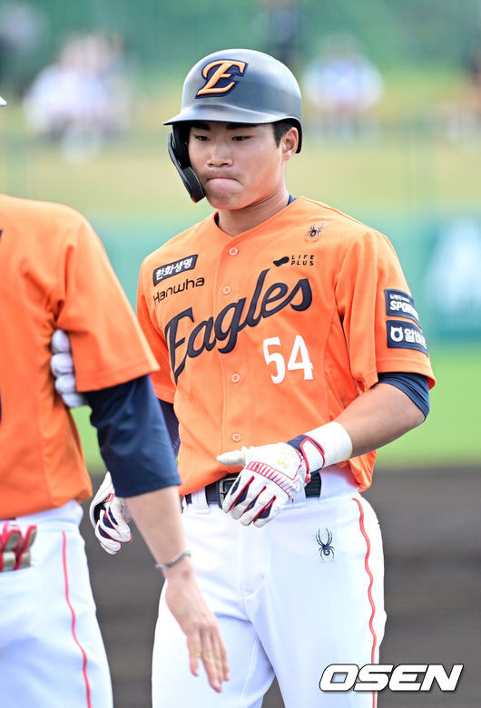 [OSEN=오키나와(일본), 최규한 기자] 프로야구 한화 이글스가 22일 일본 오키나와 이토만 니시자키 야구장에서 일본 프로야구 지바롯데와 연습경기를 가진다.한화는 이번 2차 오키나와 캠프에서 총 9차례 연습경기를&nbsp;통해 전력을 가다듬을 예정이다.1회초 무사 선두타자로 나선 한화 오재원이 안타를 날리고 1루에 안착하고 있다. 2026.02.22 / dreamer@osen.co.kr