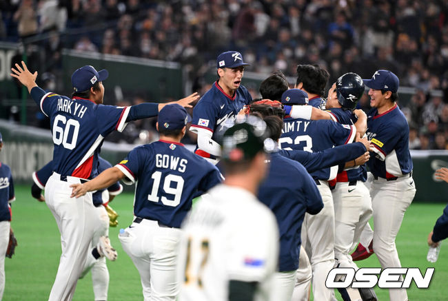 [OSEN=도쿄(일본), 손용호 기자] 도쿄의 기적이 나왔다. 한국 WBC 대표팀이 17년 만에 1라운드를 통과했다.&nbsp;한국은 9일 일본 도쿄돔에서 열린 ‘2026 월드베이스볼클래식(WBC)’ 1라운드 C조 호주와의 경기에서 로 승리를 거뒀다. 이로써 한국은 조별라운드 2승2패를 기록하면서 호주, 대만 등을 최소실점률로 제치면서 2009년 이후 17년 만에 1라운드를 통과했다. 이제 한국은 마이애미행 전세기를 탄다.경기 종료 후 한국 선수들이 승리의 기쁨을 나누고 있다. 2026.03.09&nbsp;/spjj@osen.co.kr