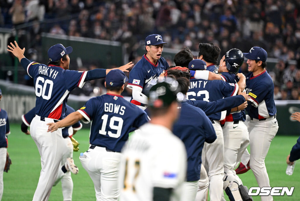 도쿄의 기적이 나왔다. 한국 WBC 대표팀이 17년 만에 1라운드를 통과했다. 한국은 9일 일본 도쿄돔에서 열린 ‘2026 월드베이스볼클래식(WBC)’ 1라운드 C조 호주와의 경기에서 로 승리를 거뒀다. 이로써 한국은 조별라운드 2승2패를 기록하면서 호주, 대만 등을 최소실점률로 제치면서 2009년 이후 17년 만에 1라운드를 통과했다. 이제 한국은 마이애미행 전세기를 탄다.경기 종료 후 한국 선수들이 승리의 기쁨을 나누고 있다. 2026.03.09 /spjj@osen.co.kr
