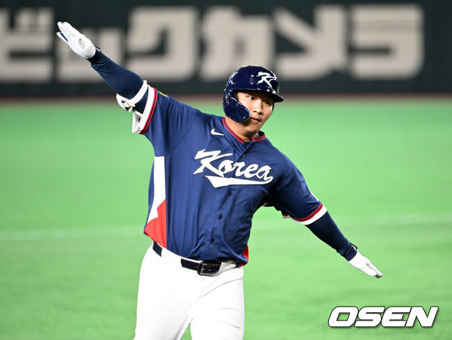 [OSEN=도쿄(일본), 손용호 기자] 9일 일본 도쿄돔에서 월드베이스볼클래식(WBC) 조별리그 C조 한국과 호주의 경기가&nbsp;열렸다.C조는 일본이 3승으로 조 1위를 확정, 8강에 진출했다. 호주가 2승 1패, 대만이 2승 2패, 한국이 1승 2패, 체코는 3패다.한국 WBC 대표팀이 8강에 진출하려면 호주에 2점 이하로 실점하면서 5점 차 이상으로 승리해야만 한다.2회초 무사 1루에서 한국 문보경이 우중월 투런 홈런을 치고 세리머니를 하고 있다. 2026.03.09&nbsp;/spjj@osen.co.kr