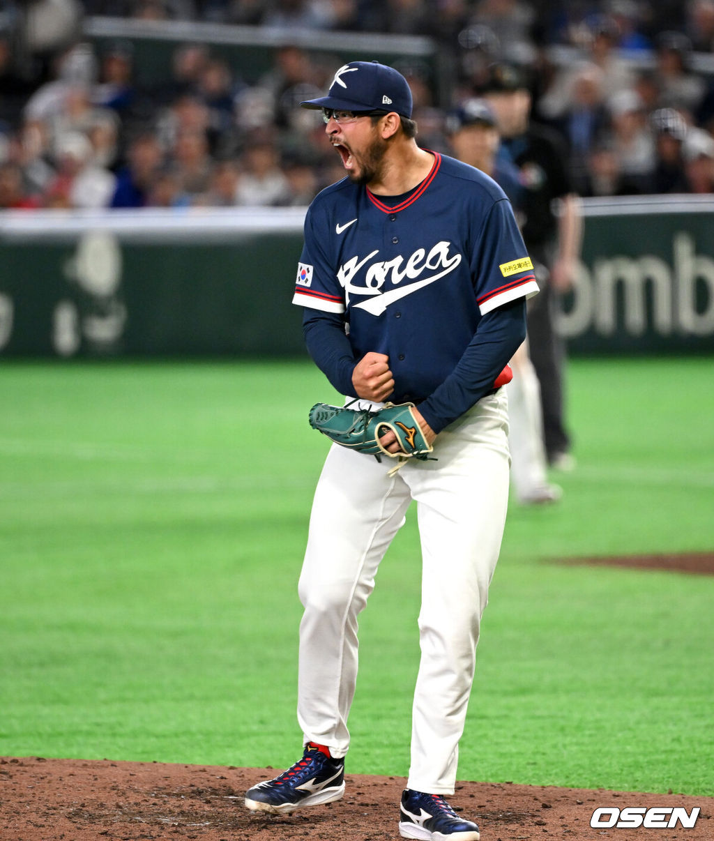 9일 일본 도쿄돔에서 월드베이스볼클래식(WBC) 조별리그 C조 한국과 호주의 경기가 열렸다.C조는 일본이 3승으로 조 1위를 확정, 8강에 진출했다. 호주가 2승 1패, 대만이 2승 2패, 한국이 1승 2패, 체코는 3패다.한국 WBC 대표팀이 8강에 진출하려면 호주에 2점 이하로 실점하면서 5점 차 이상으로 승리해야만 한다.7회말 2사 3루에서 한국 데인 더닝이 호주 릭슨 윈그로브를 삼진으로 처리하고 환호하고 있다. 2026.03.09 /spjj@osen.co.kr