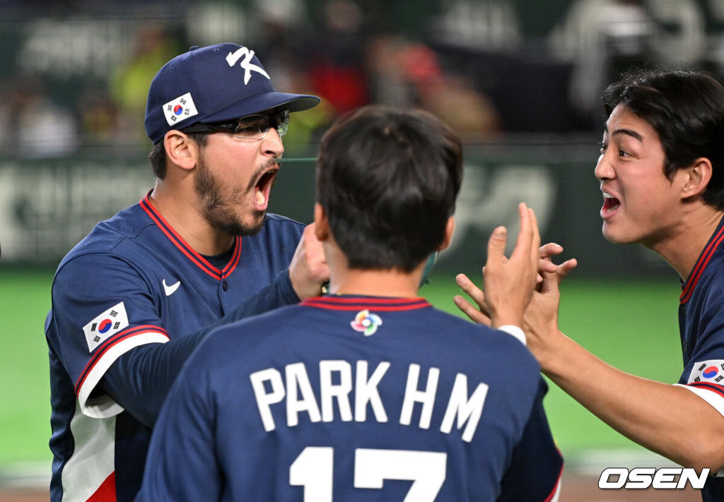 9일 일본 도쿄돔에서 월드베이스볼클래식(WBC) 조별리그 C조 한국과 호주의 경기가 열렸다.C조는 일본이 3승으로 조 1위를 확정, 8강에 진출했다. 호주가 2승 1패, 대만이 2승 2패, 한국이 1승 2패, 체코는 3패다.한국 WBC 대표팀이 8강에 진출하려면 호주에 2점 이하로 실점하면서 5점 차 이상으로 승리해야만 한다.7회말 2사 3루에서 한국 데인 더닝이 호주 릭슨 윈그로브를 삼진으로 처리하고 환호하고 있다. 2026.03.09 /spjj@osen.co.kr
