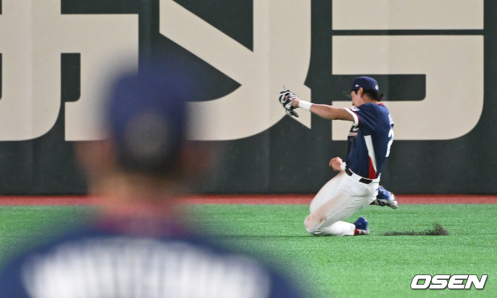  기가막힌 슬라이딩 캐치를 하는 이정후  