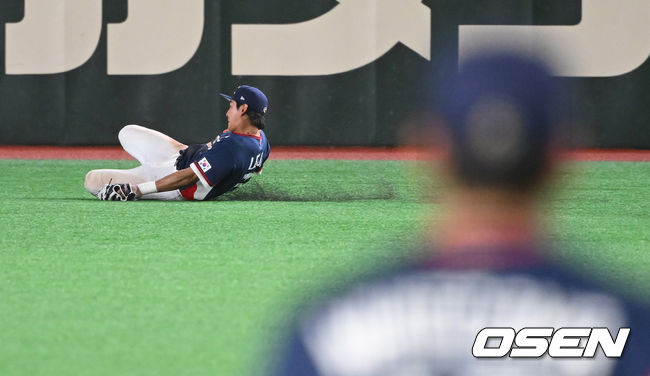 멋지게 공을 잡아내는 이정후.