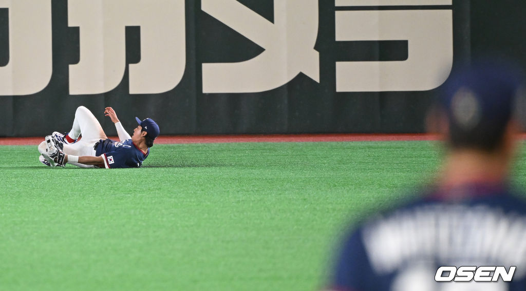  엄청난 속도로 달려가 몸을 날려 한참을 미끄러지고 있다.