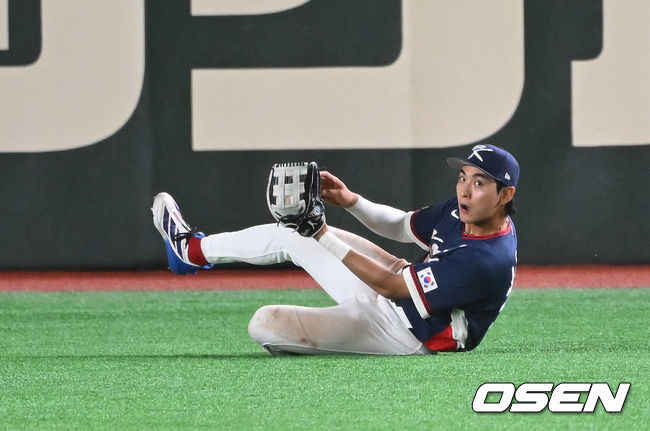 &nbsp;이정후가 타구를 잡은 후 주자를 살피고 있다.