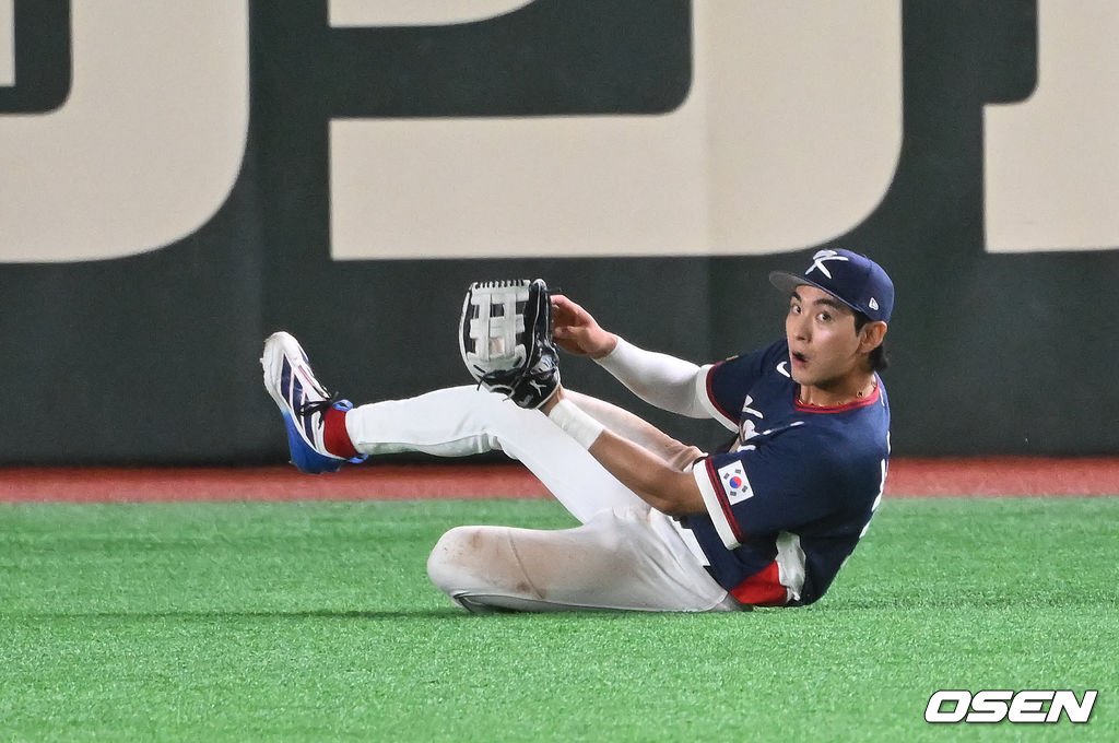  이정후가 타구를 잡은 후 주자를 살피고 있다.