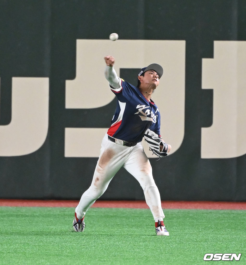  이정후가 타구를 잡은 후 1루로 송구하고 있다.