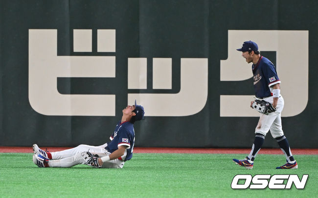 박해민이 이정후의 수비에 감탄하고 있다.