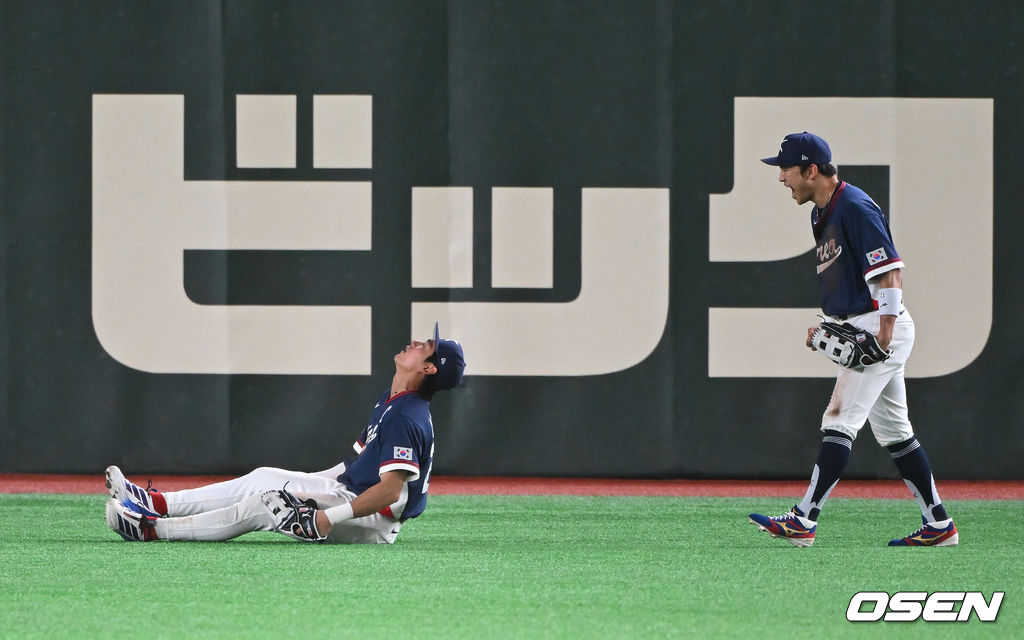 박해민이 이정후의 수비에 감탄하고 있다.