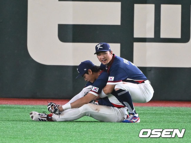 &nbsp;박해민이 긴장감에 주저앉은 이정후를 일으켜 세우고 있다.​