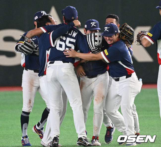 &nbsp;이정후가 고우석 등 동료들에 파묻혀 눈물을 삼키고 있다.