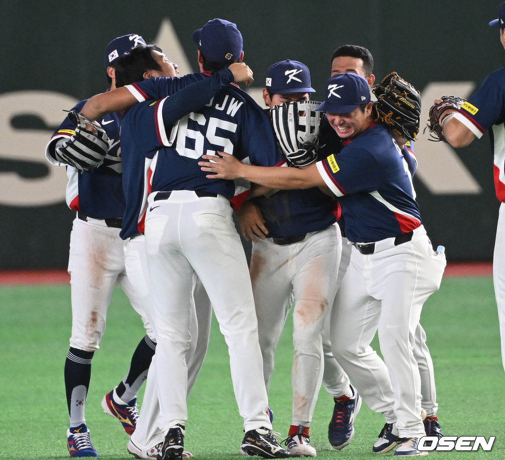  이정후가 고우석 등 동료들에 파묻혀 눈물을 삼키고 있다.