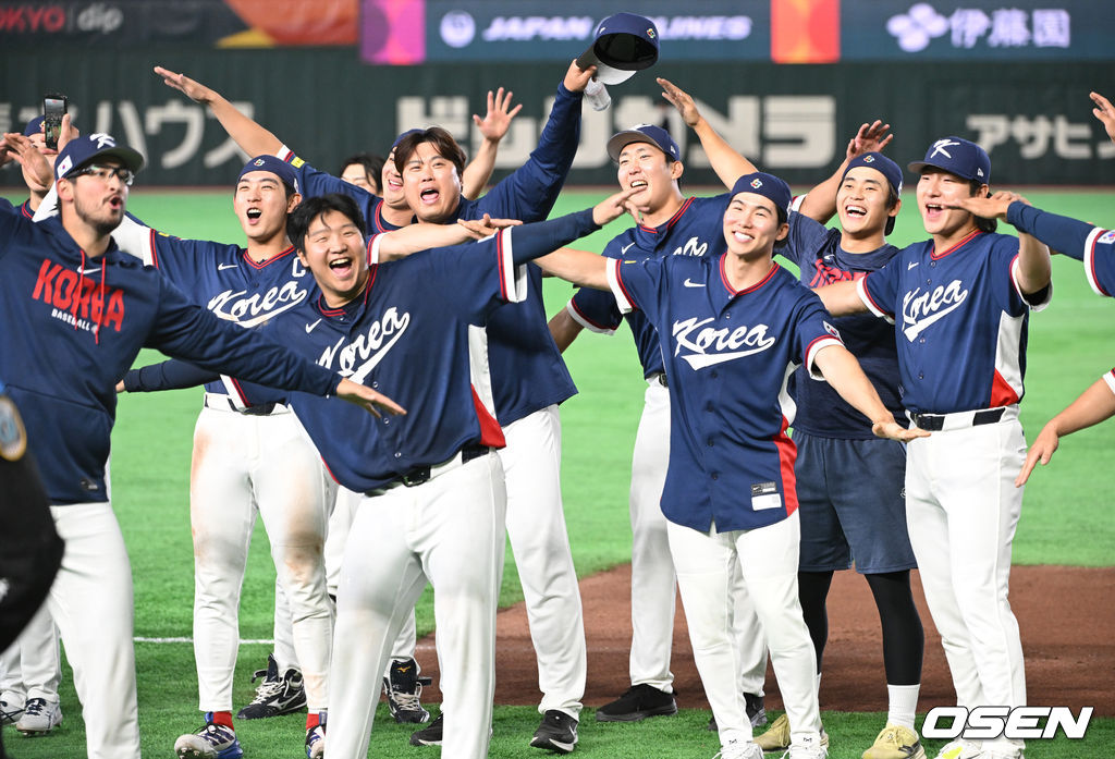  대표팀이 단체로 비행기 세리머니를 하고 있다.