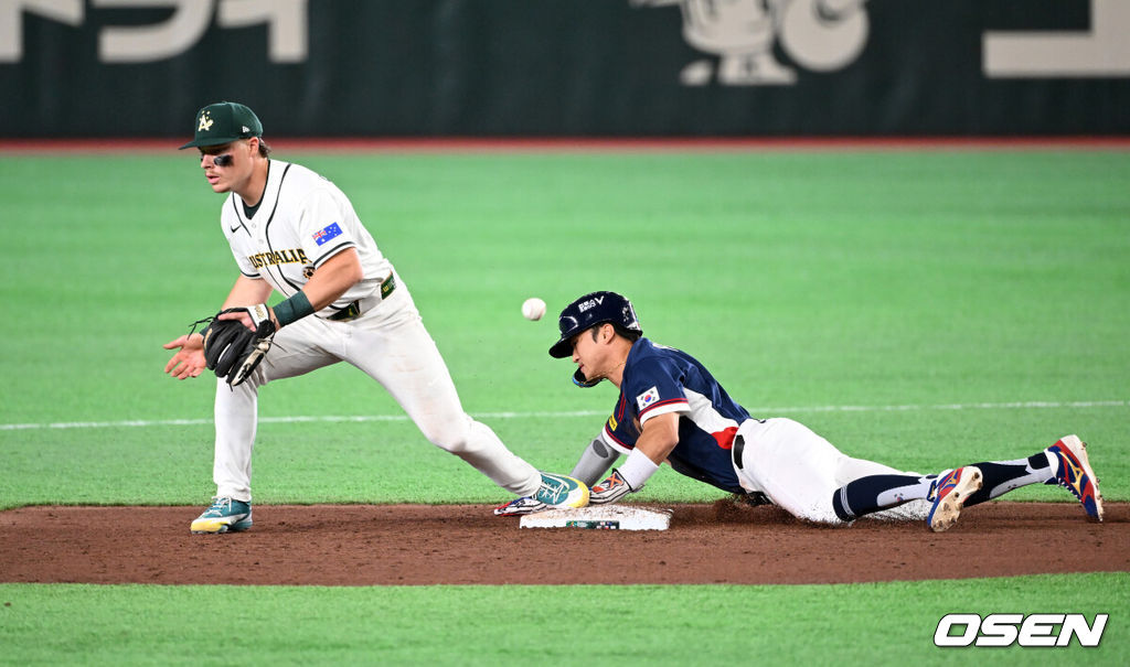 9일 일본 도쿄돔에서 월드베이스볼클래식(WBC) 조별리그 C조 한국과 호주의 경기가 열렸다.C조는 일본이 3승으로 조 1위를 확정, 8강에 진출했다. 호주가 2승 1패, 대만이 2승 2패, 한국이 1승 2패, 체코는 3패다.한국 WBC 대표팀이 8강에 진출하려면 호주에 2점 이하로 실점하면서 5점 차 이상으로 승리해야만 한다.9회초 1사 1루에서 한국 이정후의 땅볼 때 호주 제리드 데일의 2루 송구가 빠지고 있다. 2026.03.09 /spjj@osen.co.kr