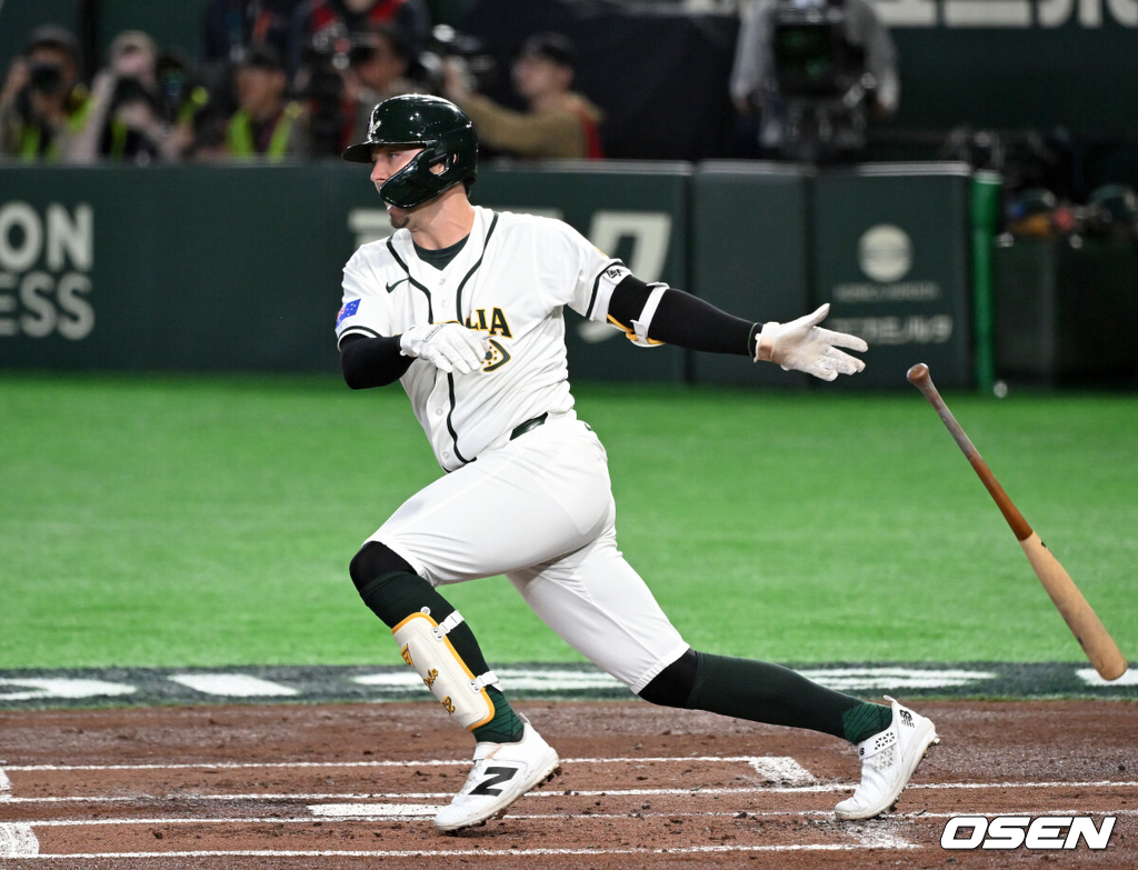 9일 일본 도쿄돔에서 월드베이스볼클래식(WBC) 조별리그 C조 한국과 호주의 경기가 열렸다.C조는 일본이 3승으로 조 1위를 확정, 8강에 진출했다. 호주가 2승 1패, 대만이 2승 2패, 한국이 1승 2패, 체코는 3패다.한국 WBC 대표팀이 8강에 진출하려면 호주에 2점 이하로 실점하면서 5점 차 이상으로 승리해야만 한다.1회말 1사 1,2루에서 호주 제리드 데일이 땅볼로 물러나고 있다. 2026.03.09 /spjj@osen.co.kr