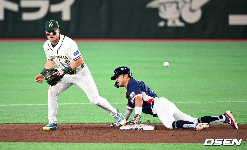 9일 일본 도쿄돔에서 월드베이스볼클래식(WBC) 조별리그 C조 한국과 호주의 경기가 열렸다.C조는 일본이 3승으로 조 1위를 확정, 8강에 진출했다. 호주가 2승 1패, 대만이 2승 2패, 한국이 1승 2패, 체코는 3패다.한국 WBC 대표팀이 8강에 진출하려면 호주에 2점 이하로 실점하면서 5점 차 이상으로 승리해야만 한다.9회초 1사 1루에서 한국 이정후의 땅볼 때 호주 제리드 데일의 2루 송구가 빠지고 있다. 2026.03.09 /spjj@osen.co.kr