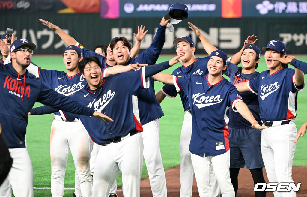도쿄의 기적이 나왔다. 한국 WBC 대표팀이 17년 만에 1라운드를 통과했다. 한국은 9일 일본 도쿄돔에서 열린 ‘2026 월드베이스볼클래식(WBC)’ 1라운드 C조 호주와의 경기에서 로 승리를 거뒀다. 이로써 한국은 조별라운드 2승2패를 기록하면서 호주, 대만 등을 최소실점률로 제치면서 2009년 이후 17년 만에 1라운드를 통과했다. 이제 한국은 마이애미행 전세기를 탄다.경기 종료 후 한국 대표팀이 관중석을 향해 세리머니를 하고 있다. 2026.03.09 /spjj@osen.co.kr