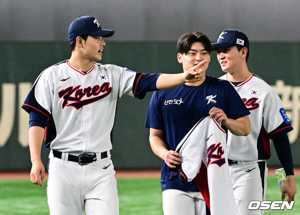류지현 감독이 이끄는 대한민국 야구 대표팀이 14일 일본 도쿄돔에서 월드베이스볼클래식(WBC) 대비 한일 평가전을 앞두고 훈련을 가졌다. 한국 대표팀은 14일일 훈련을 하고 15일과 16일 일본과 두 차례 평가전을 치른다.훈련을 마친 문동주가 조병현, 김건우와 대화를 나누고 있다. 2025.11.14 /cej@osen.co.kr