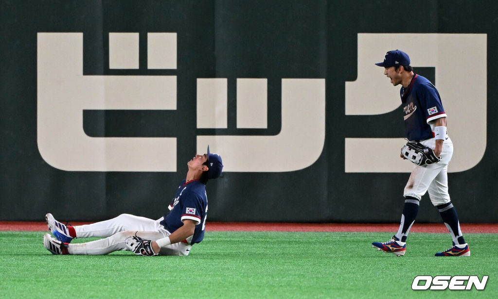 도쿄의 기적이 나왔다. 한국 WBC 대표팀이 17년 만에 1라운드를 통과했다. 한국은 9일 일본 도쿄돔에서 열린 ‘2026 월드베이스볼클래식(WBC)’ 1라운드 C조 호주와의 경기에서 로 승리를 거뒀다. 이로써 한국은 조별라운드 2승2패를 기록하면서 호주, 대만 등을 최소실점률로 제치면서 2009년 이후 17년 만에 1라운드를 통과했다. 이제 한국은 마이애미행 전세기를 탄다.9회말 1사 1루에서 한국 이정후가 호주 릭슨 윈그로브를 우익수 플라이로 처리하고 있다. 2026.03.09 /spjj@osen.co.kr
