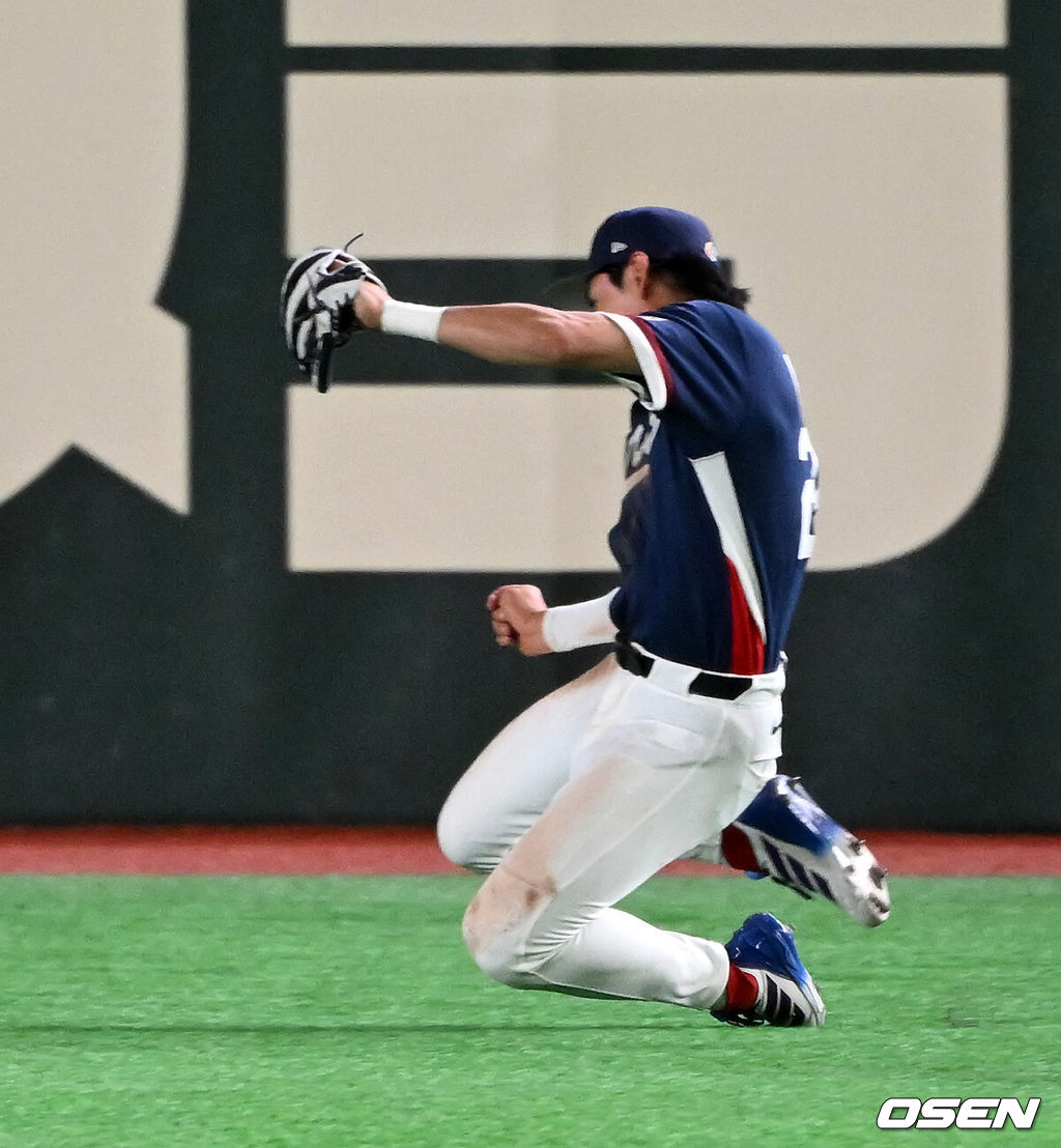 9일 일본 도쿄돔에서 월드베이스볼클래식(WBC) 조별리그 C조 한국과 호주의 경기가 열렸다.C조는 일본이 3승으로 조 1위를 확정, 8강에 진출했다. 호주가 2승 1패, 대만이 2승 2패, 한국이 1승 2패, 체코는 3패다.한국 WBC 대표팀이 8강에 진출하려면 호주에 2점 이하로 실점하면서 5점 차 이상으로 승리해야만 한다.9회말 1사 1루에서 한국 이정후가 호주 릭슨 윈그로브를 우익수 플라이로 처리하고 있다. 2026.03.09 /spjj@osen.co.kr