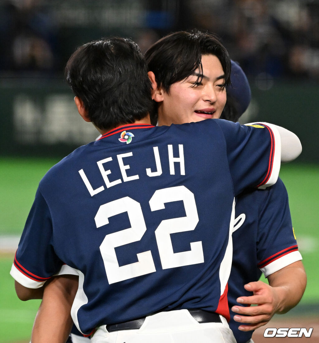 도쿄의 기적이 나왔다. 한국 WBC 대표팀이 17년 만에 1라운드를 통과했다. 한국은 9일 일본 도쿄돔에서 열린 ‘2026 월드베이스볼클래식(WBC)’ 1라운드 C조 호주와의 경기에서 로 승리를 거뒀다. 이로써 한국은 조별라운드 2승2패를 기록하면서 호주, 대만 등을 최소실점률로 제치면서 2009년 이후 17년 만에 1라운드를 통과했다. 이제 한국은 마이애미행 전세기를 탄다.경기 종료 후 한국 이정후가 조병현과 승리의 기쁨을 나누고 있다. 2026.03.09 /spjj@osen.co.kr