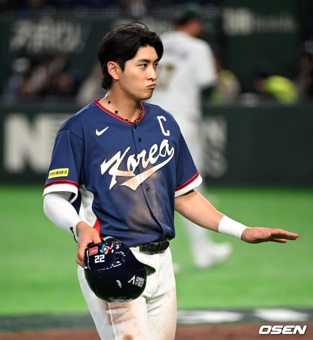 도쿄의 기적이 나왔다. 한국 WBC 대표팀이 17년 만에 1라운드를 통과했다. 한국은 9일 일본 도쿄돔에서 열린 ‘2026 월드베이스볼클래식(WBC)’ 1라운드 C조 호주와의 경기에서 로 승리를 거뒀다. 이로써 한국은 조별라운드 2승2패를 기록하면서 호주, 대만 등을 최소실점률로 제치면서 2009년 이후 17년 만에 1라운드를 통과했다. 이제 한국은 마이애미행 전세기를 탄다.한국 이정후가 더그아웃으로 가며 동료들과 선수들을 격려하고 있다. 2026.03.09 /spjj@osen.co.kr