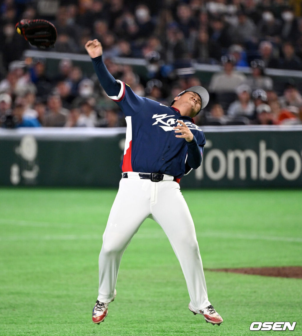 도쿄의 기적이 나왔다. 한국 WBC 대표팀이 17년 만에 1라운드를 통과했다. 한국은 9일 일본 도쿄돔에서 열린 ‘2026 월드베이스볼클래식(WBC)’ 1라운드 C조 호주와의 경기에서 로 승리를 거뒀다. 이로써 한국은 조별라운드 2승2패를 기록하면서 호주, 대만 등을 최소실점률로 제치면서 2009년 이후 17년 만에 1라운드를 통과했다. 이제 한국은 마이애미행 전세기를 탄다.경기 종료 후 한국 문보경이 승리의 기쁨을 나누고 있다. 2026.03.09 /spjj@osen.co.kr